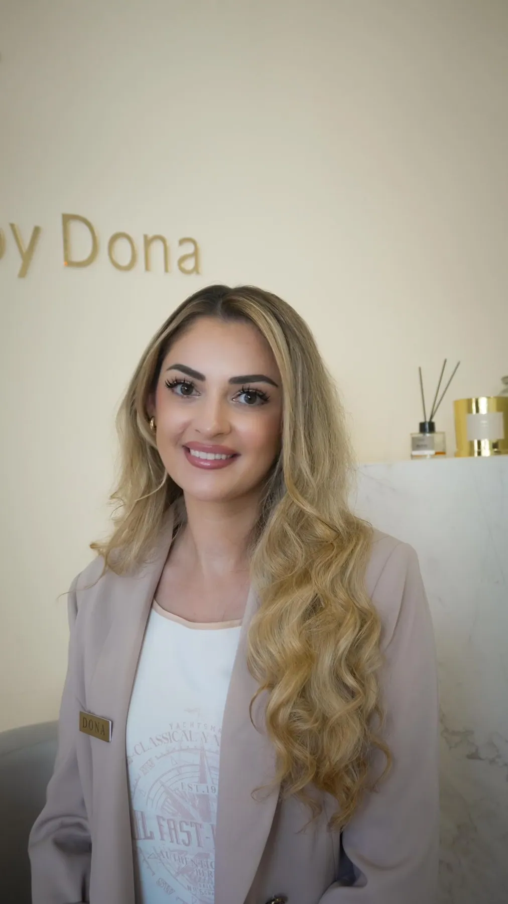 Dona Hajdari im Studio in Wallisellen