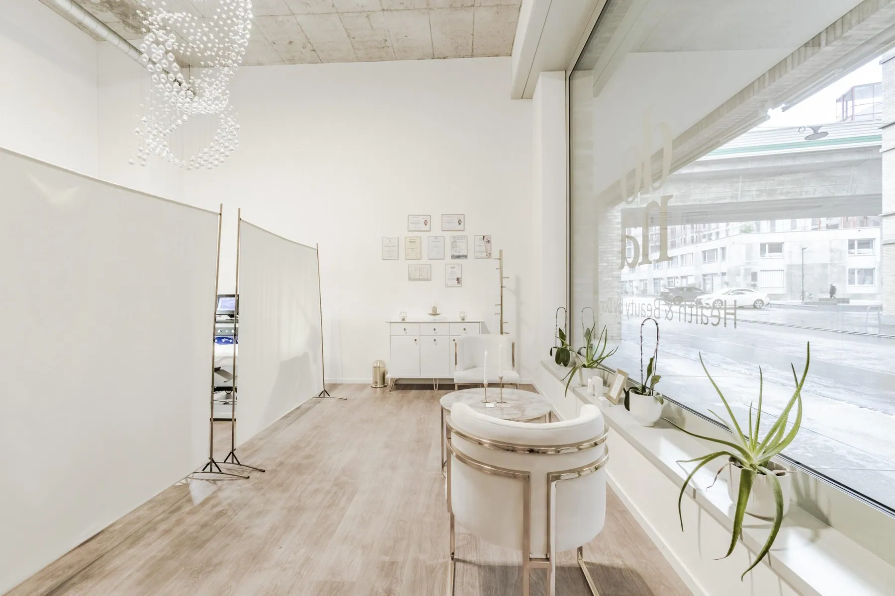 Heller Behandlungsraum mit Fensterfront