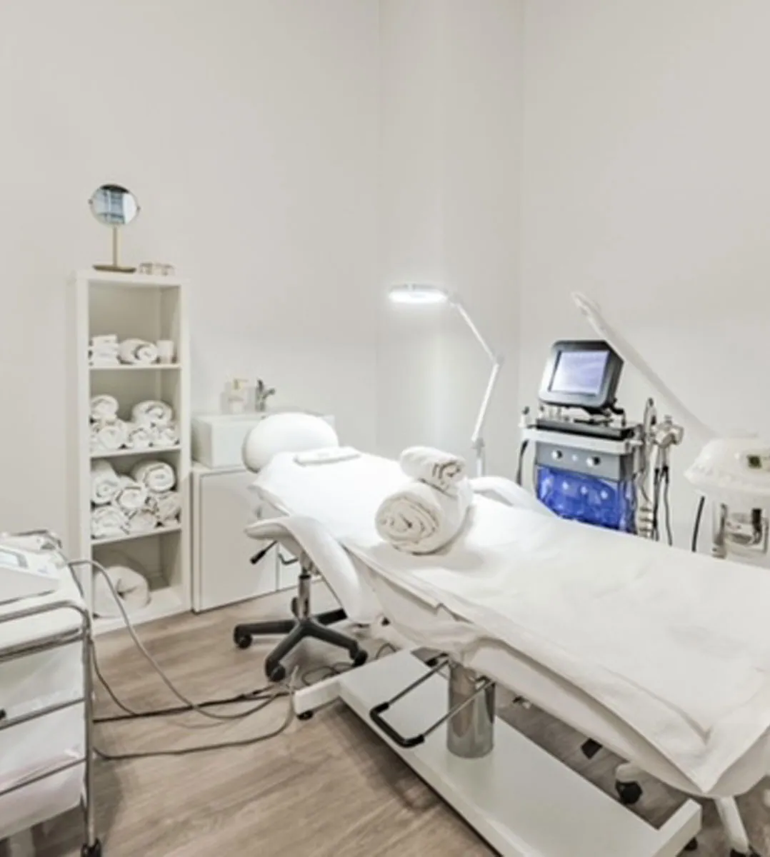 Behandlungsliege mit Hydraface-Gerät